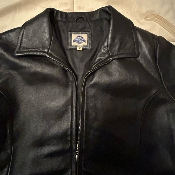 Elegant Black Leather Jacket - Picture 12 of 12